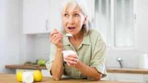 why-you-eat-at-night-–-and-what-your-brain…